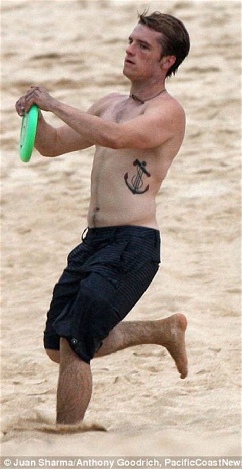 The Hunger Games Shirtless Josh Hutcherson Plays Frisbee And Dives
