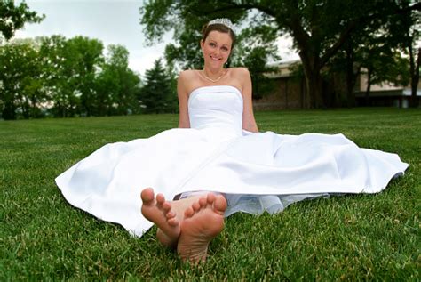 美しい花嫁に裸足でくつろげるラウンジでリラックスし芝生 お祝いのストックフォトや画像を多数ご用意 Istock