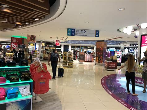 Bathrooms include shower/tub combinations with rainfall showerheads, complimentary toiletries, and hair dryers. Avianca VIP Lounge San Juan Airport Review - TRAVELING COMPANION