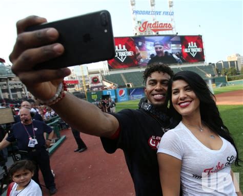 Photo Indians Lindor Takes A Selfie With Girlfriend Nilmarie Huertas
