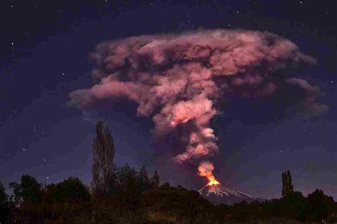 Look Pictures Of The Villarrica Volcanos Eruption In Chile The Two
