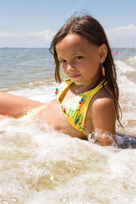 若いトップレスビーチの女の子 jobeStore