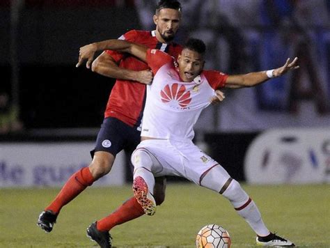 Sin gestación en el medio, la mayoría de las veces apostaba a pelotazos largos que partían del pie izquierdo de fernando. Fotos del partido entre Cerro Porteño y Santa Fe | Copa ...