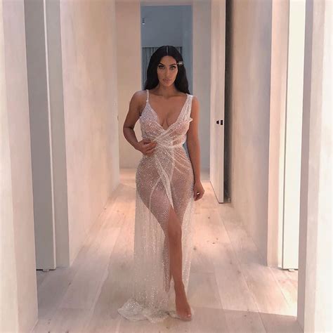 Tachan De Atrevida A Kim Kardashian Por Posar Sin Ropa Interior En Este Vestido Transparente