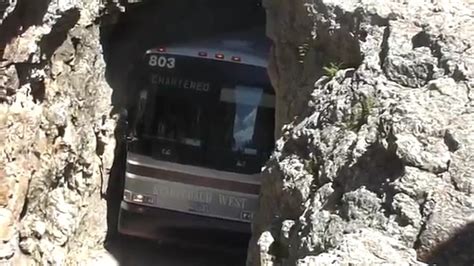 Un Bus Traverse Un Tunnel De Montagne Très étroit