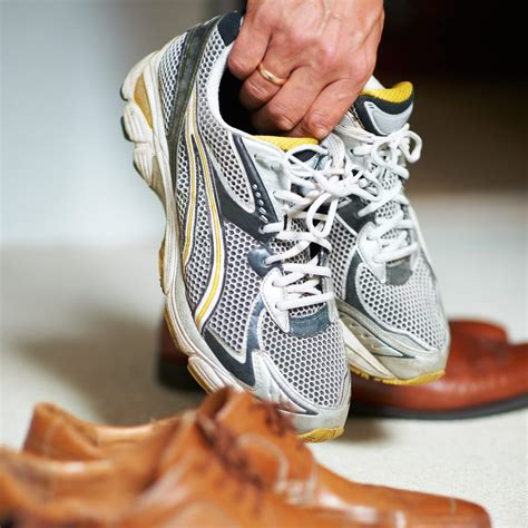Best Diabetic Shoes For Men According To Podiatrists The Healthy