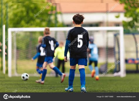 Niños Felices Jugando Fútbol Liga Deportiva Para Niños Grupo Chicos