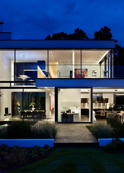 Contemporary Country House On The Banks Of The River Thames