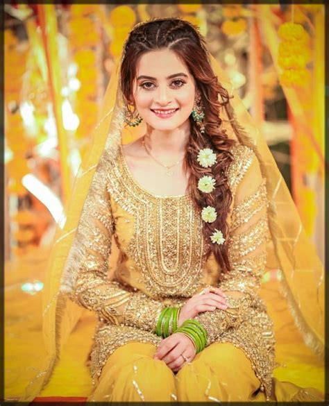 Latest Pakistani Bridal Mehndi Hairstyles 2021 With Floral Jewelry