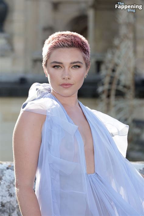 Florence Pugh Flashes Her Nude Tits At The Valentino Haute Couture Show In Paris Photos