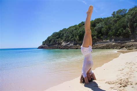 9 Righteous Reasons To Try Beautiful Beach Yoga Fitbodyhq