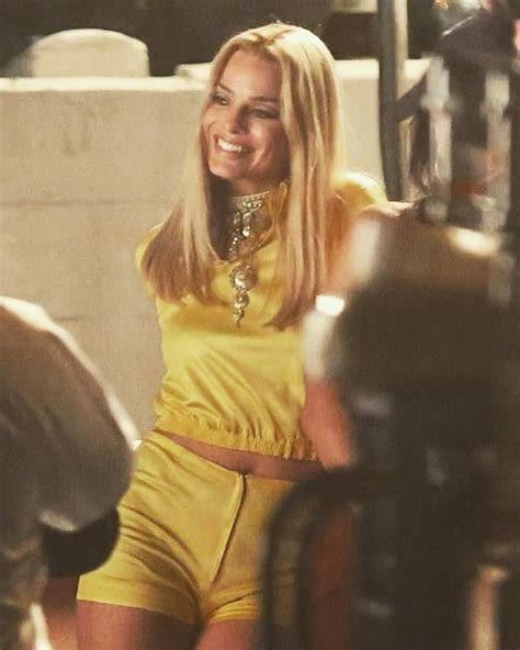 Margot Robbie On The Set Of Once Upon A Time In Hollywood 2019 60s Outfits Margot Robbie