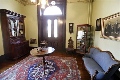 A Glimpse Of Modern Life In Late 1800s Victorian Home Decor House