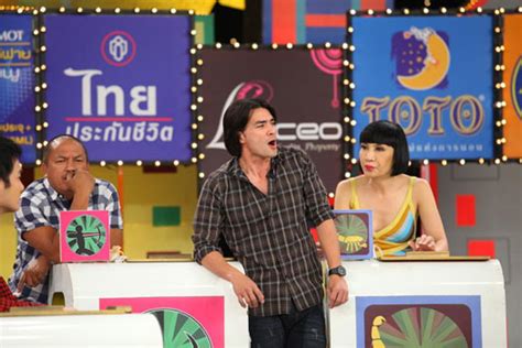 น้าค่อมลั่นประโยคเด็ดกลางรายการสด หลังหนุ่มกรรชัยถามมีอะไรจะฝากแฟนๆ เอาเป็นว่างานนี้ได้ยินแล้ว สบายใจกันทั้งประเทศ แถมยังเล่นเอาฮาลั่น. "น้าค่อม&ตั๊ก" เบรกฮา โดนเล็ง "ถูกแทงหลัง!" | daradaily