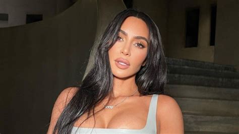 Kim Kardashian Muestra Su Caliente Microbikini En Redes Sociales