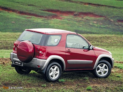 This was the first compact crossover suv; Toyota RAV4 3-door ZA-spec 2000-03 photos (640x480)