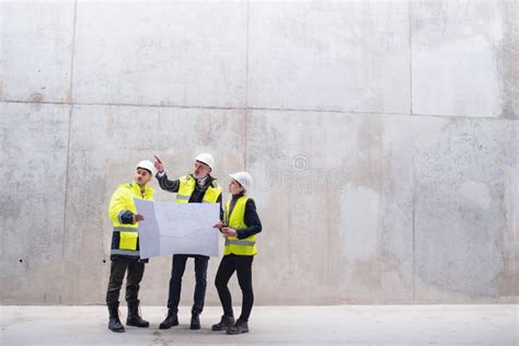 Un Groupe D ingénieurs Debout Contre Le Mur En Béton Sur Le Site De