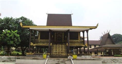 Biarpun kekocakan foto itu terlihat sederhana, tetapi gambar tersebut dapat mengganti mood kalian. 5 Rumah Adat Khas Kalimantan Selatan - Borneo ID