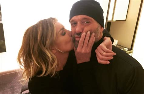 Faith Hill Gives Husband Tim Mcgraw A Big Kiss Upon Announcing More