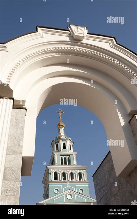 La torre campanario y el arco Saint Uspensky Sobor Asunción Catedral