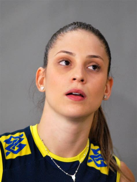 Com a camisa osasquense, levantou dois títulos da superliga (2009/10 e 2011/12), nove dos 15 troféus de campeão paulista. Camila Brait - Wikipédia, a enciclopédia livre