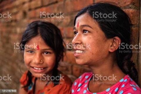 Zwei Glückliche Indische Mädchen Stockfoto Und Mehr Bilder Von Asiatischer Und Indischer