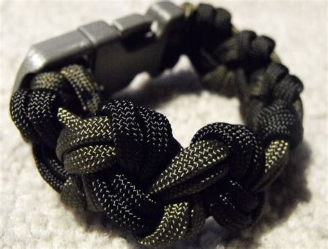 Instructions for how to tie a chekerboard solomon bar paracord survival bracelet in this easy step by step diy. Paracord Braiding: DIY Instructions + Basic Paracord Projects