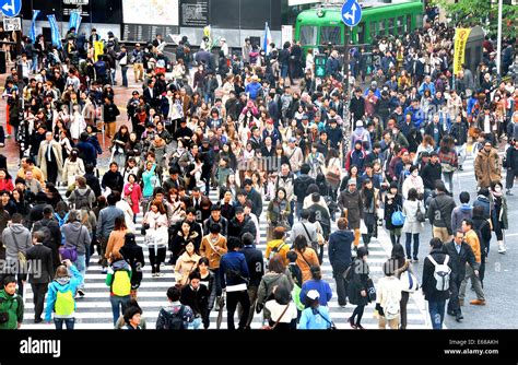 Crowd Crossing Street Shibuya Tokyo Japan Stock Photo Alamy