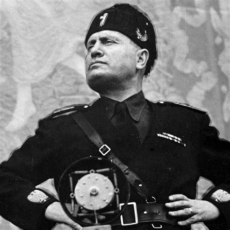 Mussolini Y La Consigna De Vivir Peligrosamente La Voz