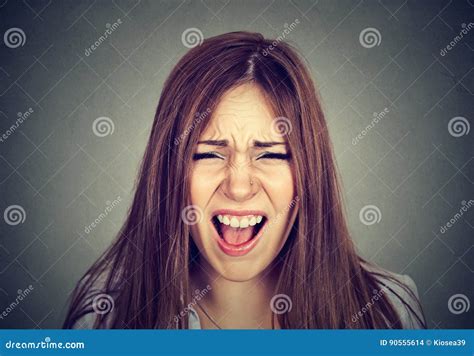 Headshot De Una Mujer Enojada Enfadada Que Grita Foto De Archivo