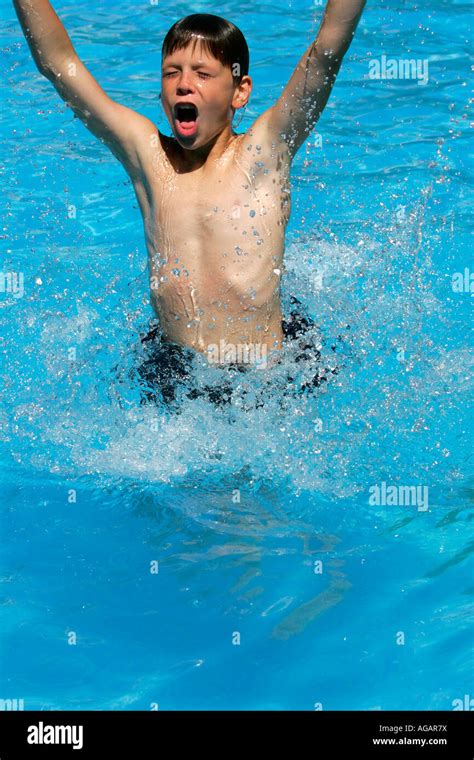 Jungen Schwimmen Schwimmbad Wasser Spielen Stockfotografie Alamy
