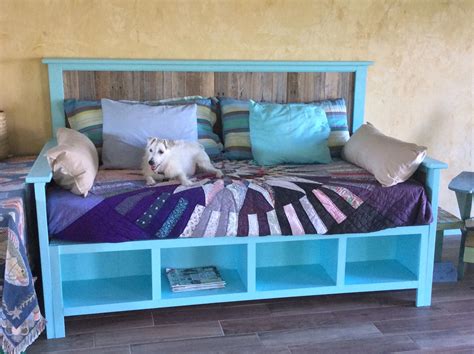 These outdoor pallet projects will sharpen your woodworking skills while producing backyard accents the family will enjoy! Pallet wood daybed | Do It Yourself Home Projects from Ana White | Diy bed frame cheap, Diy ...