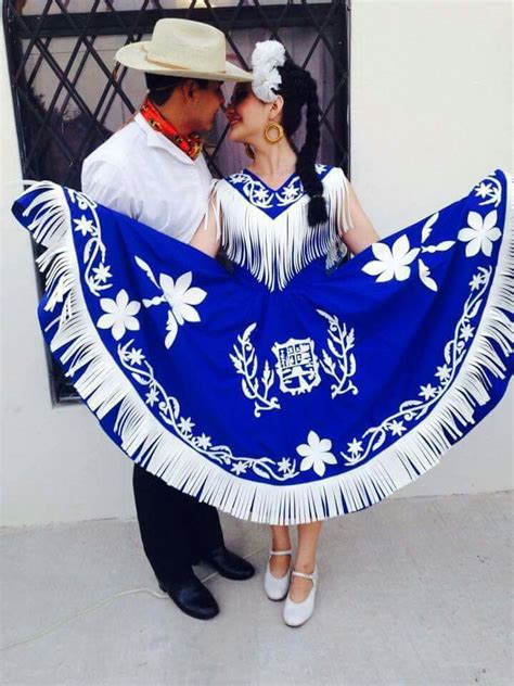 Amazing Folklorico Couple The Color Of Her Dress Is Amazing Traje