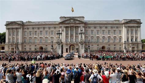 Buckingham palace has served as the official london residence and administrative office of the british royal family since the 19th century and is one of the few remaining working royal palaces in the world. Geheimnisse und mehr: "ZDFzeit" blickt in den Buckingham ...