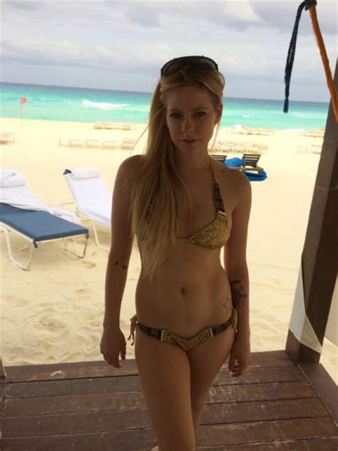 Intimate Leaked Photos Of Avril Lavigne Pics Izismile Com