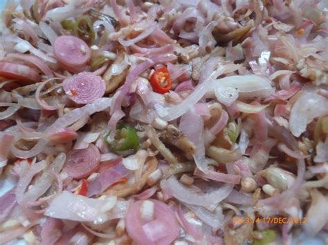 Add in dried anchovies (ikan bilis), prawns, or cuttlefish to make a delicious side dish! koleksi faridah: KERABU BUNGA KANTAN DAN IKAN BILIS