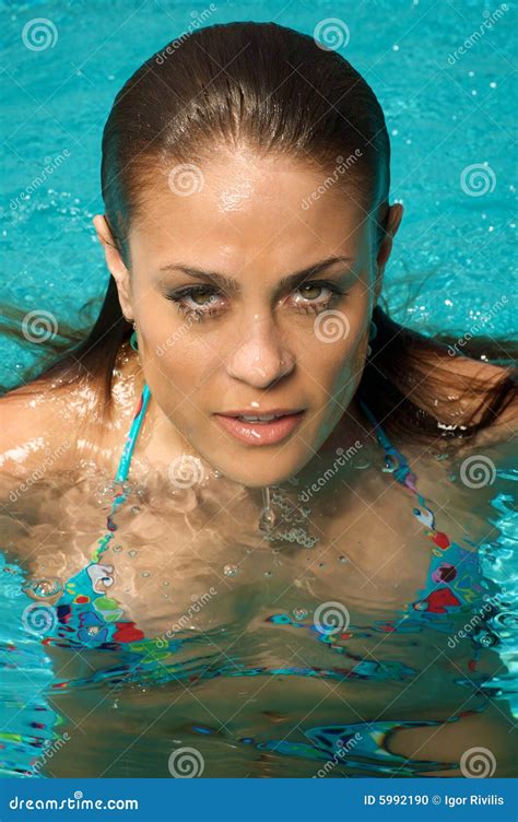 Mooie Vrouw In Een Zwembad Stock Foto Image Of Zwembad Brunette