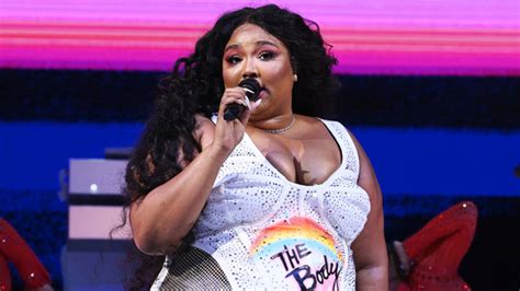 Lizzo Brings Glitter And Glam To The Holiday Season With Mrs Grinch Look Atlanta Daily World
