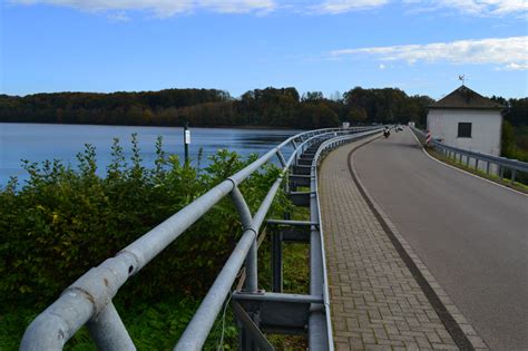 Die bevertalsperre im bergischen land liegt idyllisch eingebettet in schönster natur und bietet so ideale möglichkeiten für erholung und spaß am und auf dem wasser. Bevertalsperre - Fotos 2 - Medienwerkstatt-Wissen © 2006 ...