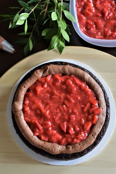 Just because you've got one wedding cake doesn't mean you have to have one cake flavor cake and one filling flavor. Chocolate Wedding Cake with Strawberry Filling ...