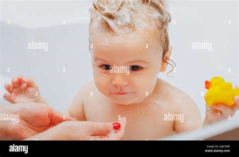 Baño Infantil El Bebé Se Ducha Retrato De Un Niño Bañándose En Un