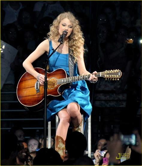 Taylor Swift Singing 15 At The Fearless Tour Taylor Swift Outfits Taylor Swift Fearless