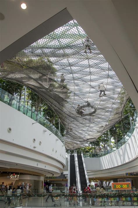 Interior Del Aeropuerto De Jewal Changi En Singapur Foto De Archivo