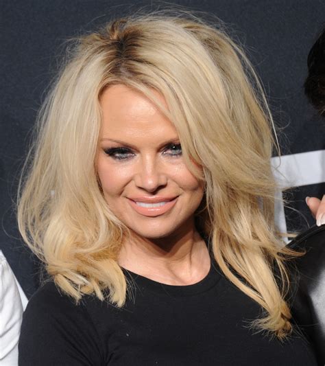 Pamela Anderson sin maquillaje se quita años y gana elegancia en París