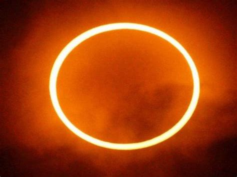Video yang menampakkan fenomena empat matahari, alias sun dogs, membuat geger jagat dunia maya. 26 Disember Akan Berlaku Gerhana Matahari Cincin, Fenomena ...