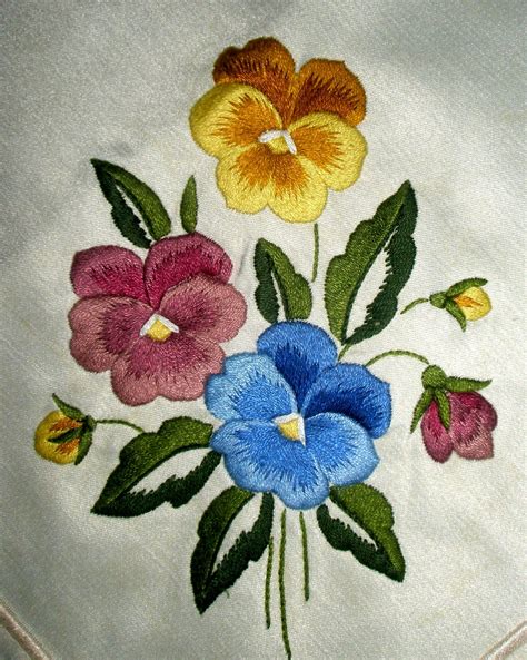 Pin De Tara Matangi En Embroidery Bordado Crewel Arte Bordado A Mano
