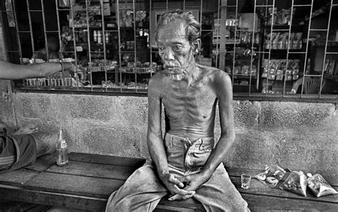 Yaums Photo Diary Photo Story Skinny Old Man Klong Toey Slum Bangkok Thailand 2011