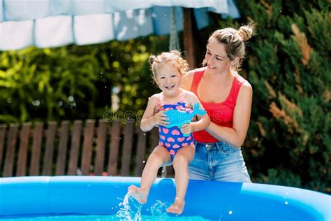 Moeder En Dochter Hebben Plezier In Het Zwembad In De Tuin Dat In Het