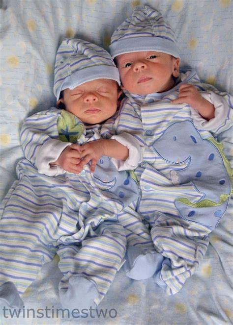 Get to age 30 plus: 4 Ways to Help People Tell Identical Twins Apart | Cute ...
