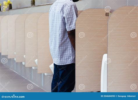 mijo de homem em urinóis de sanita masculinos foto de stock imagem de conforto latrina 204684090